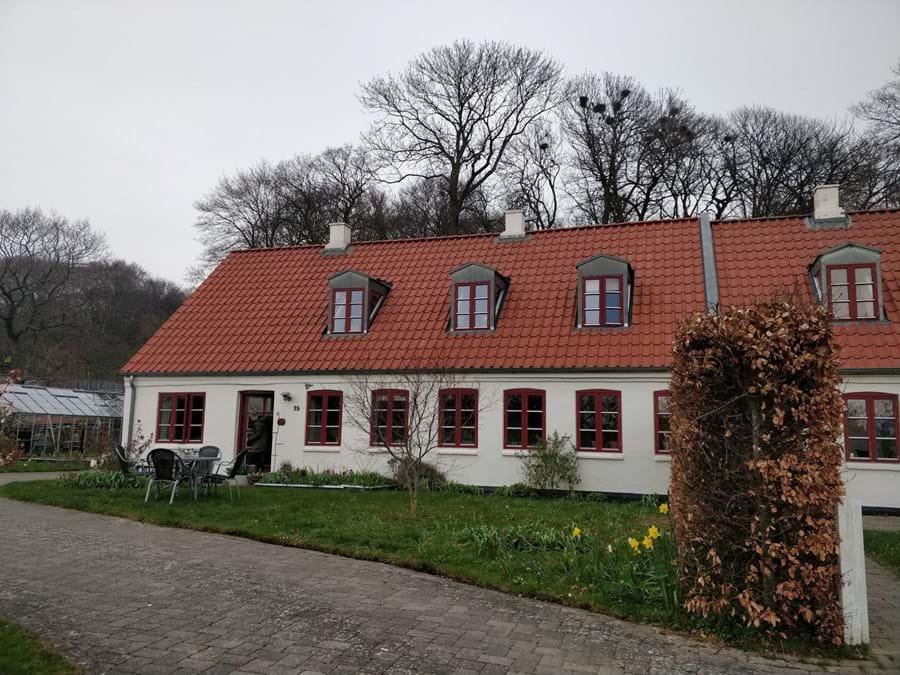 Billede af den hvide gård i Lystrup