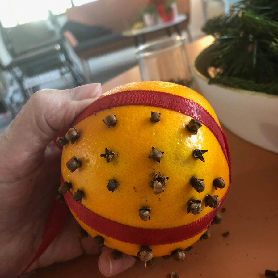 appelsin med nelliker og rødt bånd