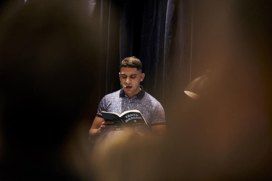 Billede af Yahya Hassan, der læser op