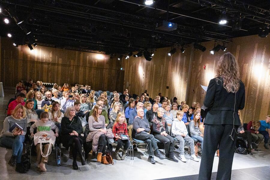 Billede af en sal fuld af publikummer til kåringen af vinderne af 500 Ord
