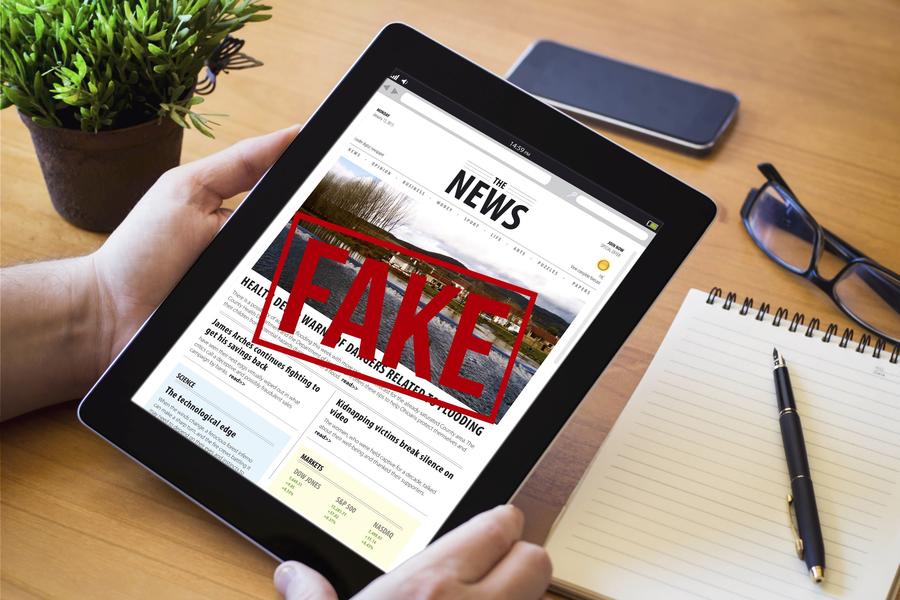Billede af iPad med teksten Fake News