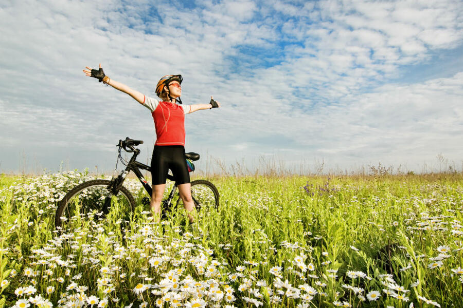 En mand med en cykel i naturen