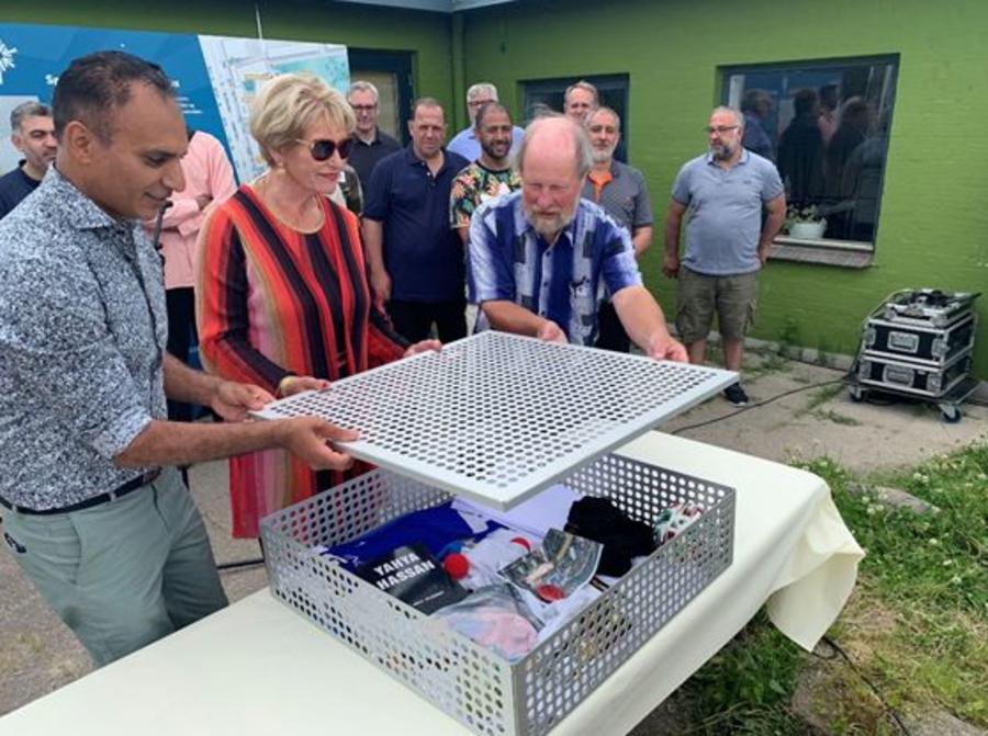Rådmand for Kultur og Borgerservice Rabih Azad-Ahmad, næstformand i Salling Fondene Karin Salling og formand for Brabrand Boligforening Keld Albrechtsen placerede en tidskapsel i fundamentet til Sports- og Kulturcampus i Gellerup