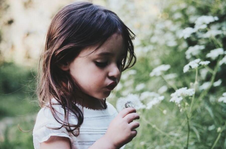 En pige med en blomst